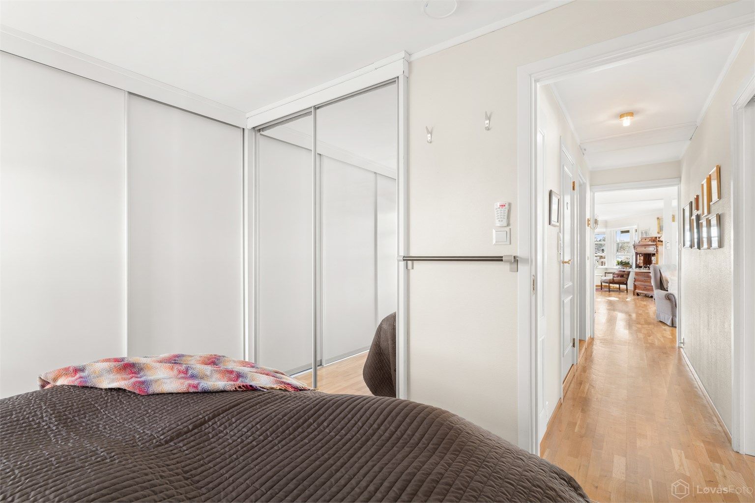 Hovedsoverommet har adkomst fra gangen og har enkel adkomst til badet