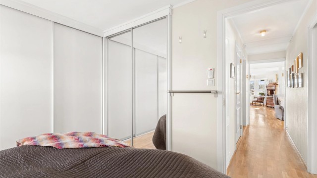 Hovedsoverommet har adkomst fra gangen og har enkel adkomst til badet