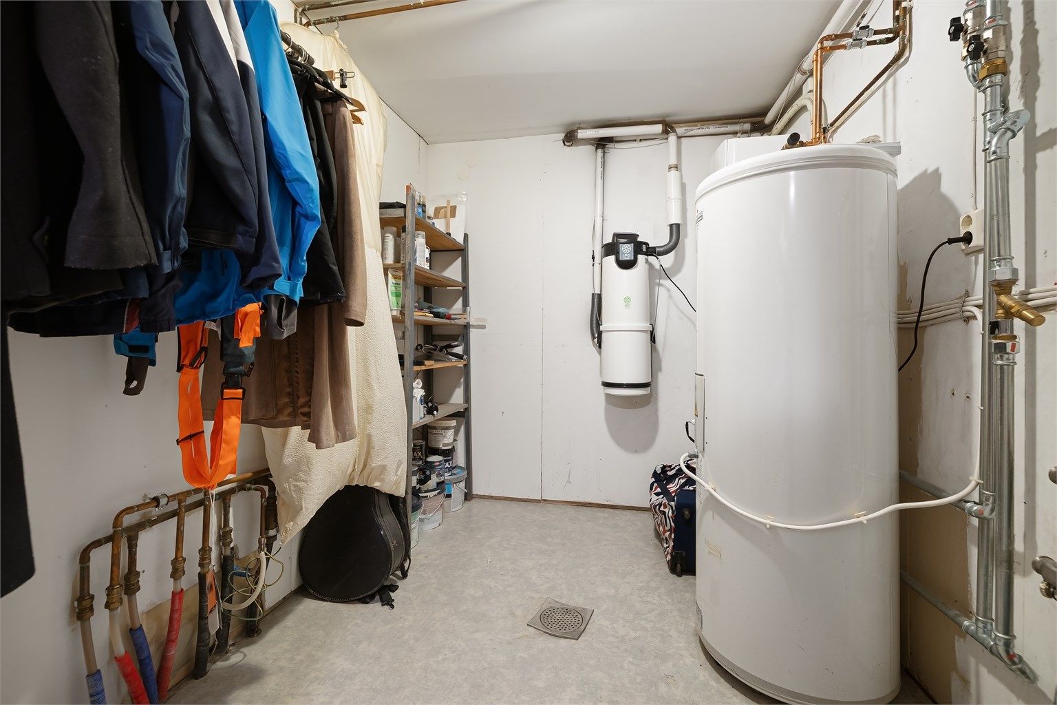 I den første boden er aggregatet til den balanserte ventilasjonen plassert, og videre i det tekniske rommet er sentralstøvsuger og varmtvannstank samt anlegget for den vannbårne varmen