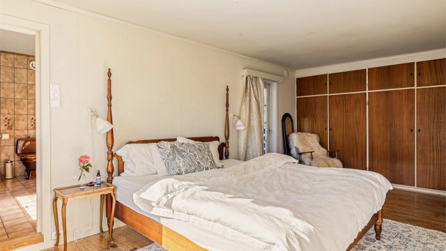 ROM FOR RO: Hovedsoverommet har rikelig med garderobeplass og stort en-suite bad.