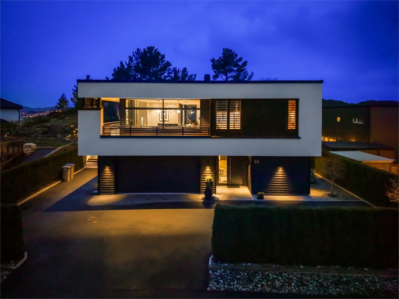 Velkommen til Gunnlafjellet 36. Arkitekttegnet funkisbolig med gjennomgående særdeles høy standard. Bygget i 2018. Særdeles pent opparbeidet tomt. Dobbel garasje og fine solrike terrasser. Kun 15 minutter fra Bergen sentrum