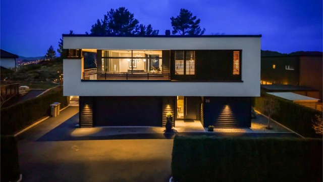 Velkommen til Gunnlafjellet 36. Arkitekttegnet funkisbolig med gjennomgående særdeles høy standard. Bygget i 2018. Særdeles pent opparbeidet tomt. Dobbel garasje og fine solrike terrasser. Kun 15 minutter fra Bergen sentrum