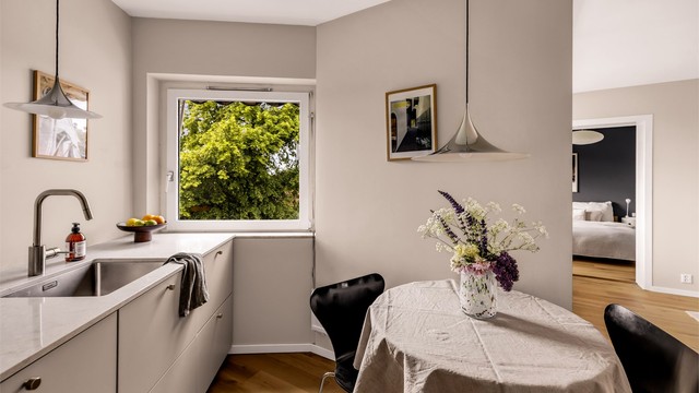 Mellom stue og kjøkken er det naturlig plass til et lite spisebord.