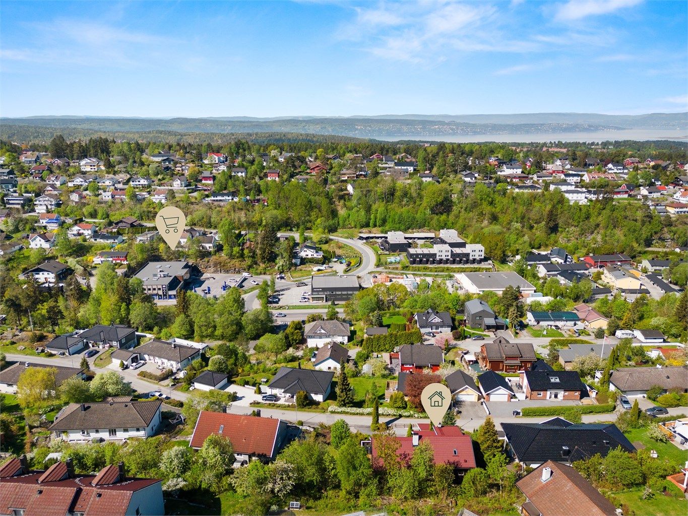 Kort gange til REMA 1000 (åpent 07-23 alle dager utenom søndager og helligdager) og Europris.