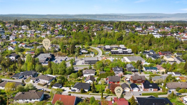Kort gange til REMA 1000 (åpent 07-23 alle dager utenom søndager og helligdager) og Europris.