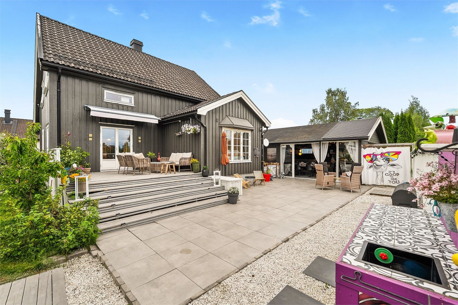 En stor enebolig med stemningsfullt uteområde