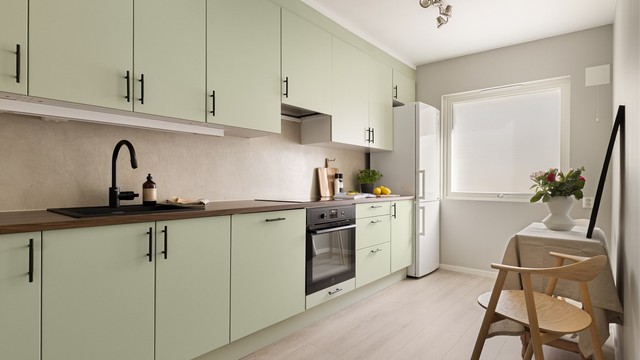 Lekkert kjøkken oppgradert i 2025/2026 med bla. ny benkeplate, lakkering av kjøkkenfronter, nye håndtak, nye integrerte hvitevarer og ny vask med blandebatteri.