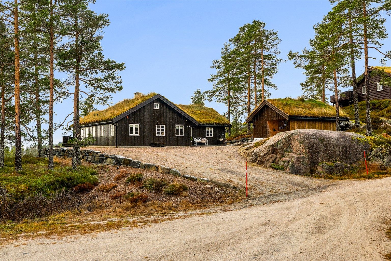 Enkel adkomst og stor gruset gårdsplass.