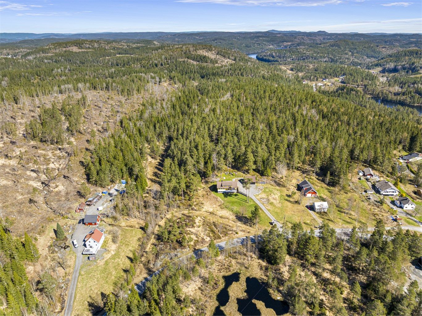 Tomten er på hele 18,8 mål og består av tun, plen, skog og vei inn kort oppsummert.