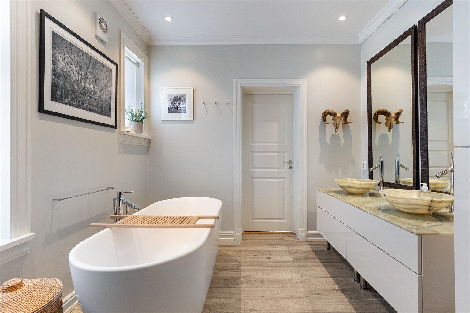Badet har også badekar som er populært for både store og små