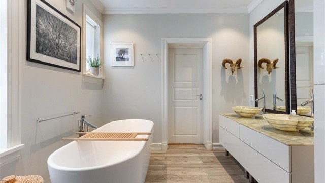 Badet har også badekar som er populært for både store og små