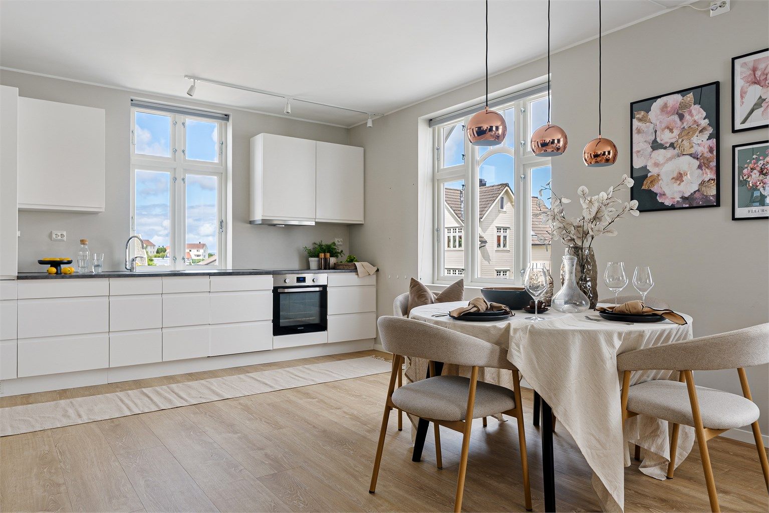 Kjøkken var nytt i 2017 og er fra Treporsjekt AS. Innredning i tidløs hvitt, benkeplate med laminert overflate, integrert stekeovn, platetopp, oppvaskmaskin og kjøleskap med fryser. Godt med skapplass og benkeplass.