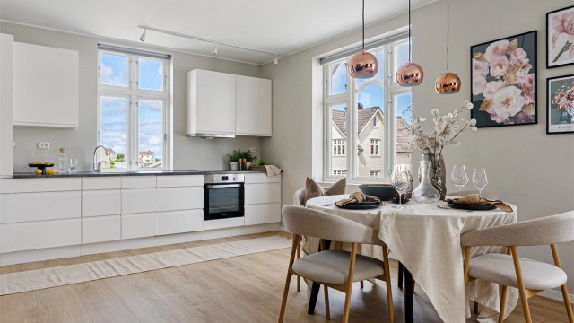 Kjøkken var nytt i 2017 og er fra Treporsjekt AS. Innredning i tidløs hvitt, benkeplate med laminert overflate, integrert stekeovn, platetopp, oppvaskmaskin og kjøleskap med fryser. Godt med skapplass og benkeplass.