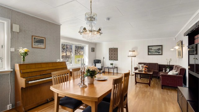 Spisestuedelen har god plass til et større spisebord og vitrineskap
