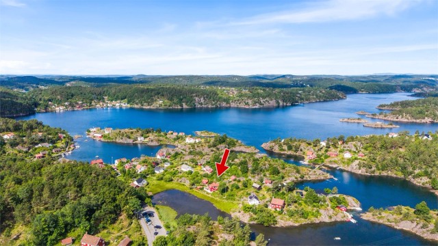 Et levende kystsamfunn med både fastboende og fritidsboliger.