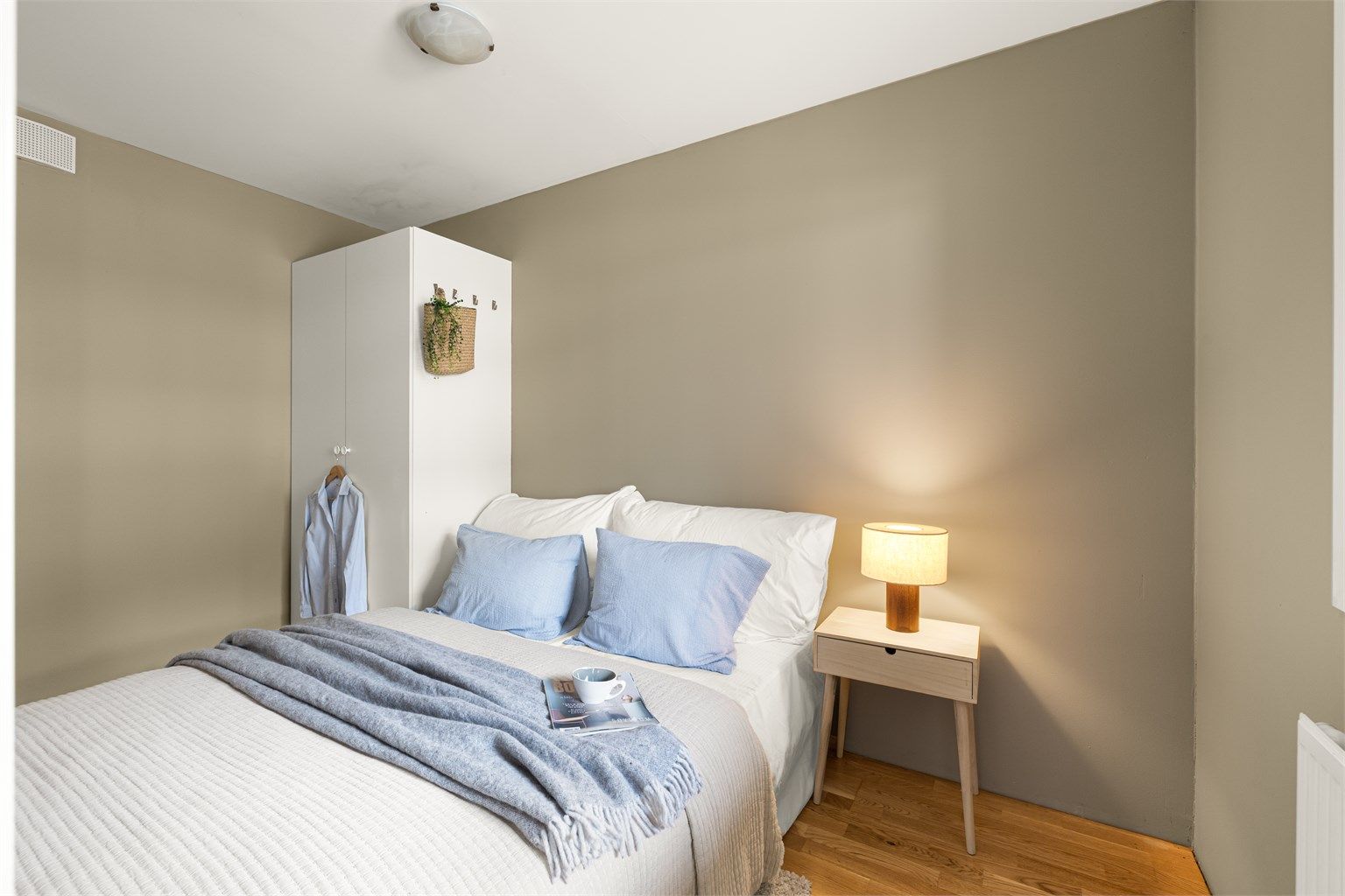 Soverom med plass til dobbeltseng og garderobeskap.