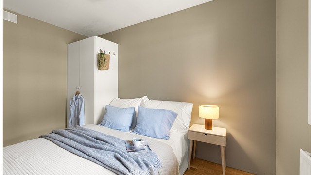 Soverom med plass til dobbeltseng og garderobeskap.