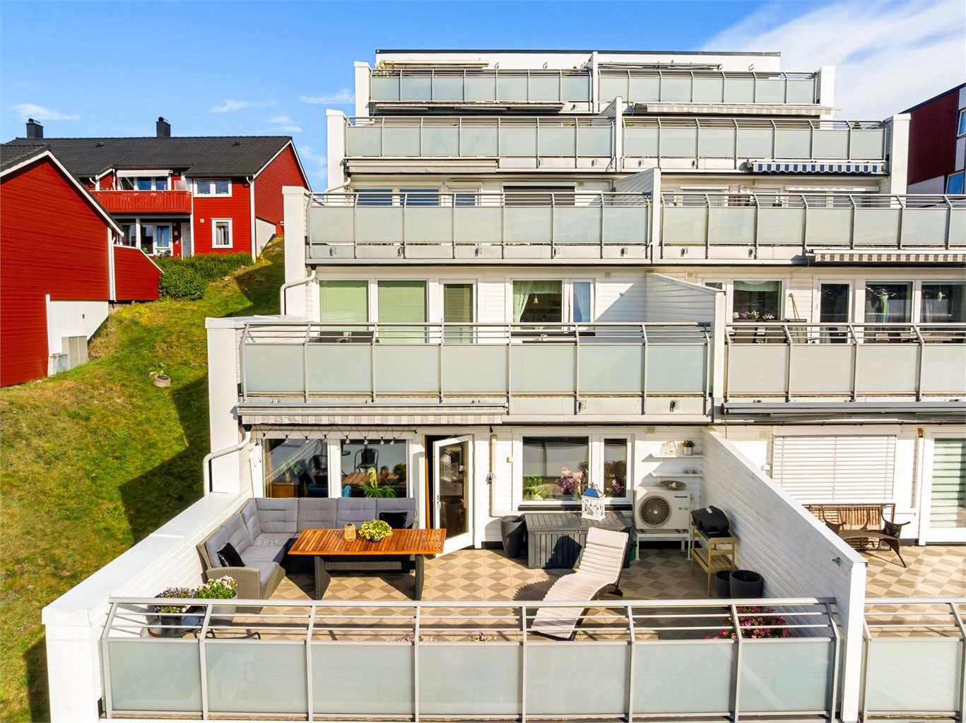 På den store terrassen er solen allerede fra rundt kl. 12 sommerstid, helt frem til solnedgang.