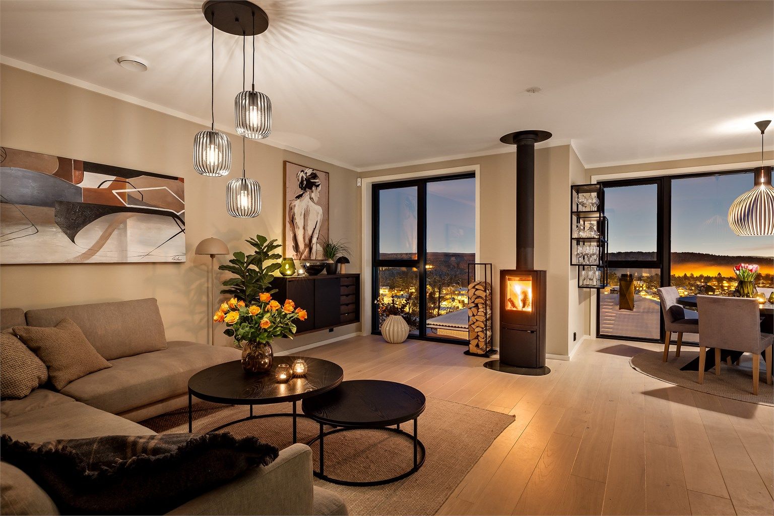 Meget tiltalende del av tomannsbolig med funkispreg, i et attraktivt og barnevennlig boligområde på Myrvolltoppen