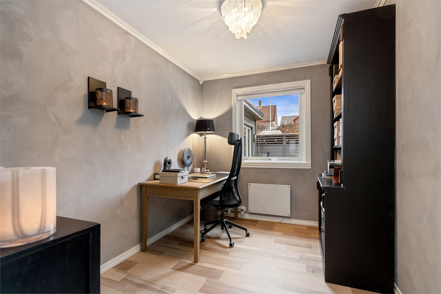 Det andre soverommet i etasjen har kalkmalte vegger og laminat på gulvet