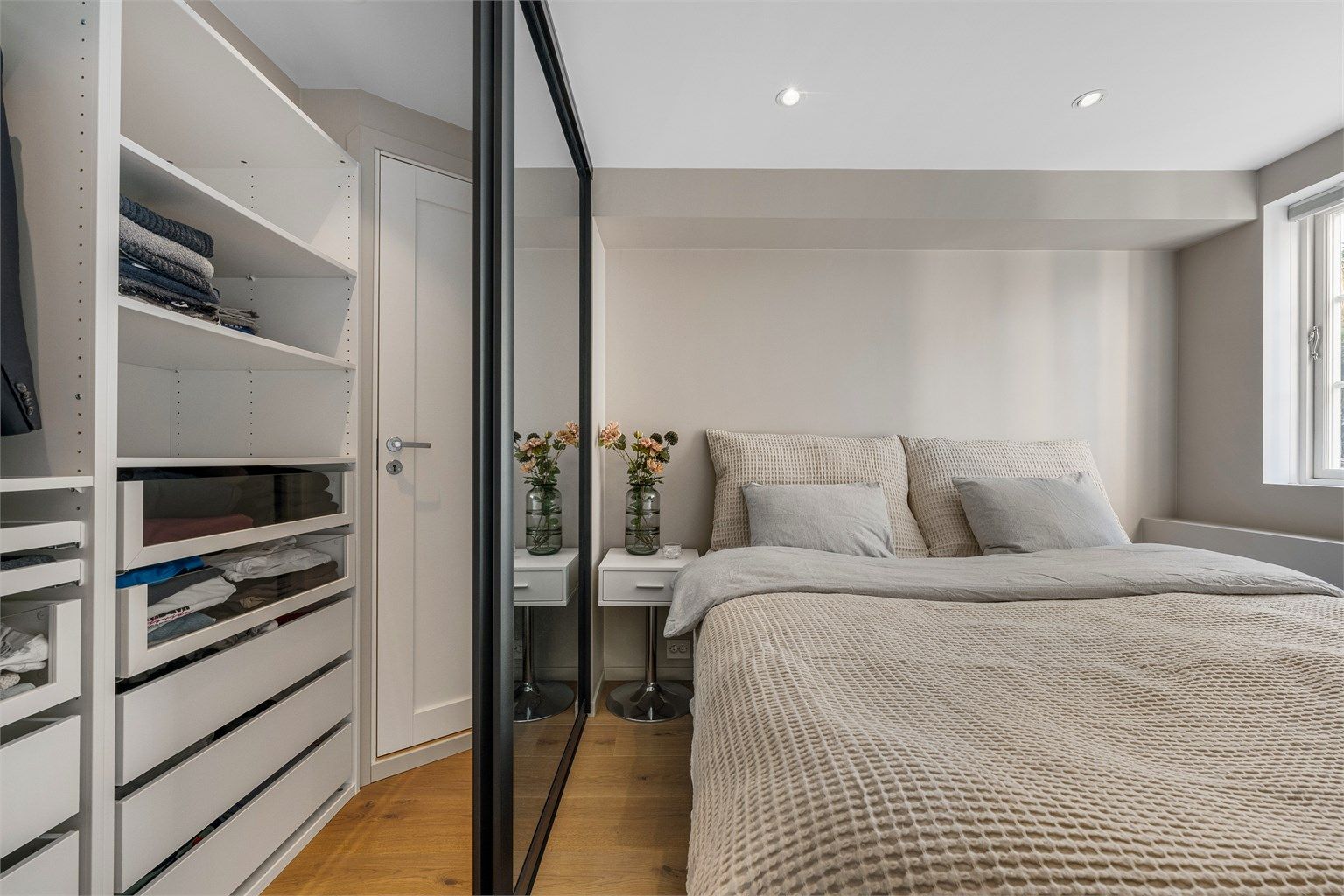 Fra soverommet finner du walk in closet og inngang til teknisk rom.
