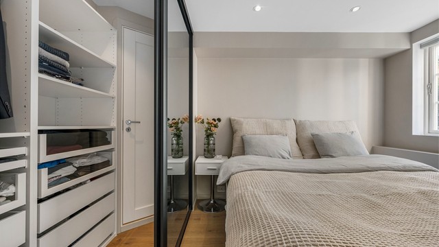 Fra soverommet finner du walk in closet og inngang til teknisk rom.