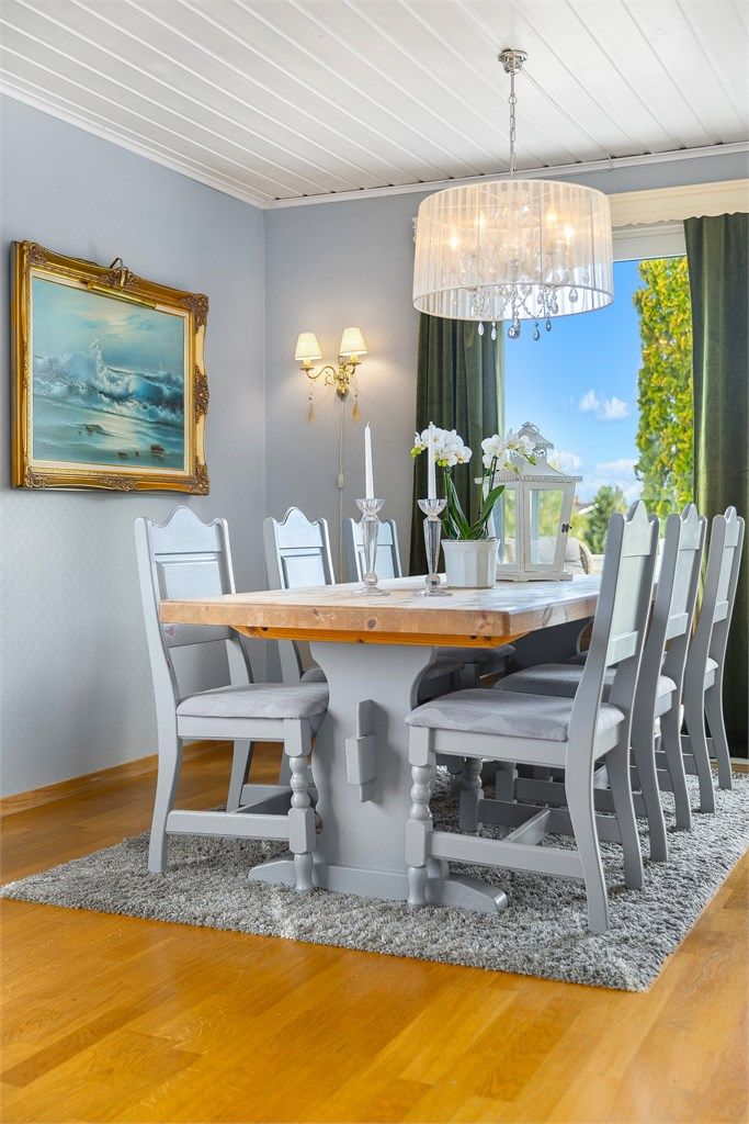 God plass til et større spisebord for hyggelige måltider med familie og venner.