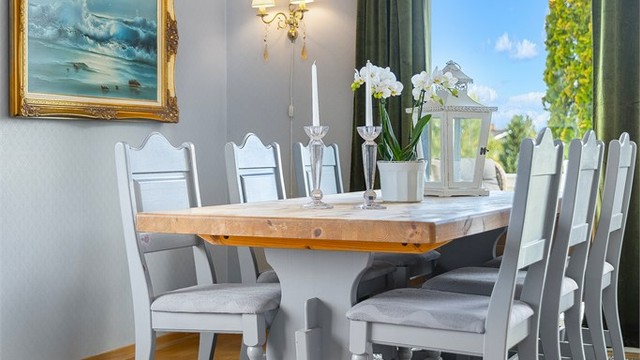 God plass til et større spisebord for hyggelige måltider med familie og venner.