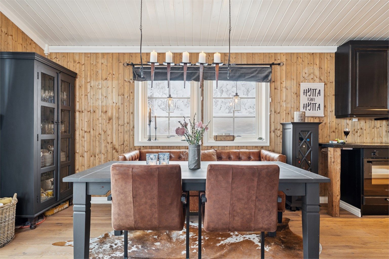 Her er det god plass til både spisebord og sofagruppe.