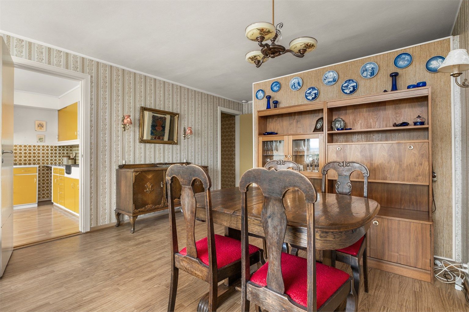 Stuearealet måler romslige 29 kvm og har god plass til både spisegruppe og sofagruppe med tilhørende TV-møblement. 