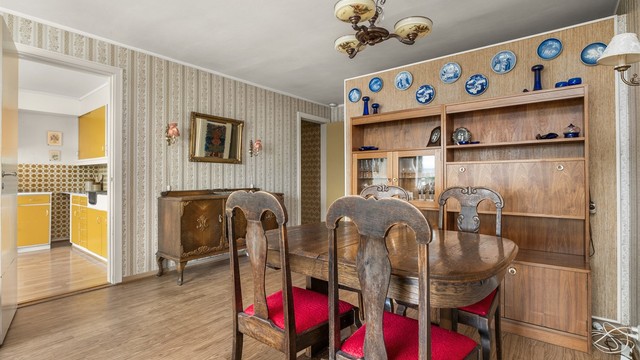 Stuearealet måler romslige 29 kvm og har god plass til både spisegruppe og sofagruppe med tilhørende TV-møblement.