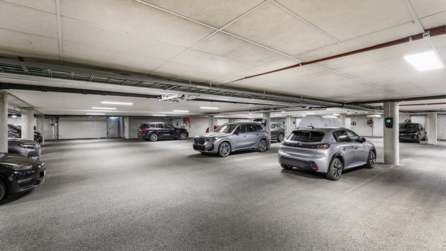 Med to biloppstillingsplasser i oppvarmet garasjeanlegg kan du gå tørrskodd til og fra bilene, helt upåvirket av været.