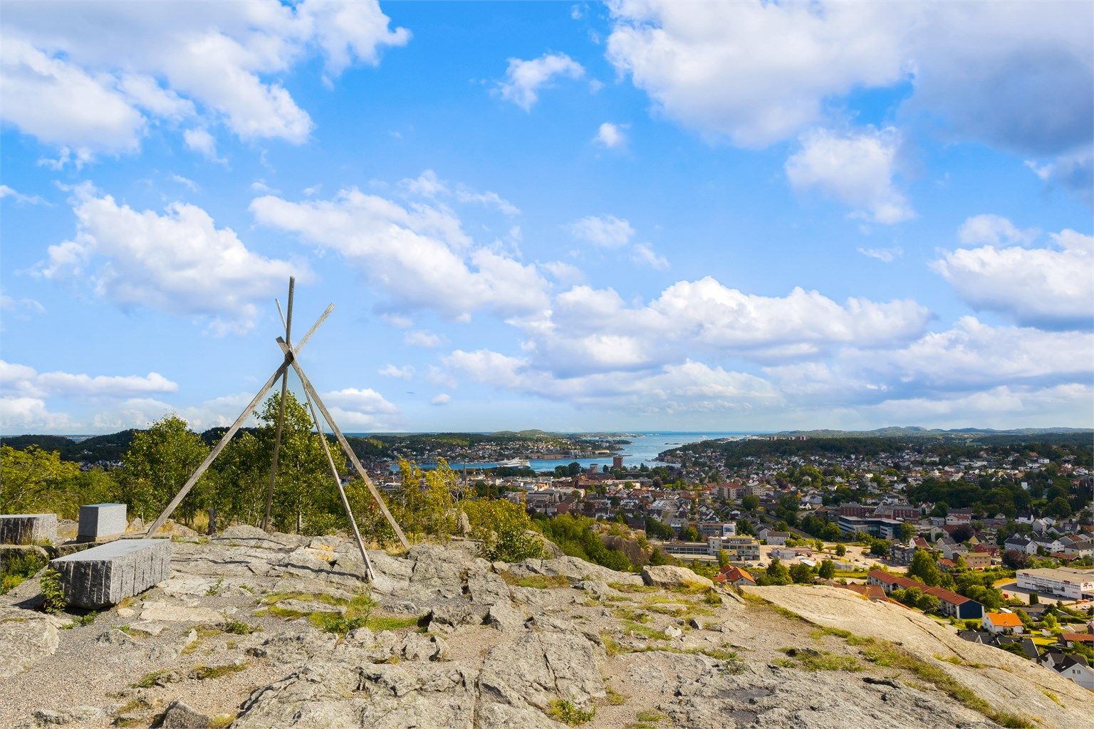 Området kan også skilte med gode og vakre turmuligheter i blant annet Hjertåsskogen og Mokollen, samt Midtås.