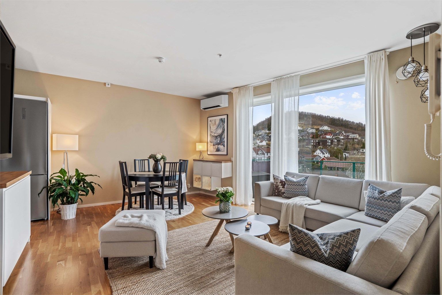 Her får du mye naturlig lysinnslipp, god takhøyde og en behagelig atmosfære i alle rom.