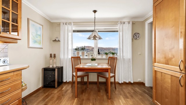 Kjøkkenet har en hyggelig spiseplass ved vinduet, med utsikt over nærområdet.