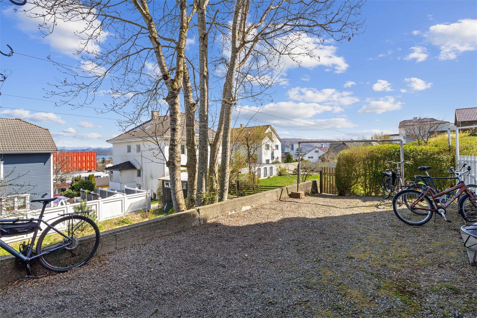 God sykkeloppstillingsplass bak huset. Til høyre i bildet er porten inn mot hagen.