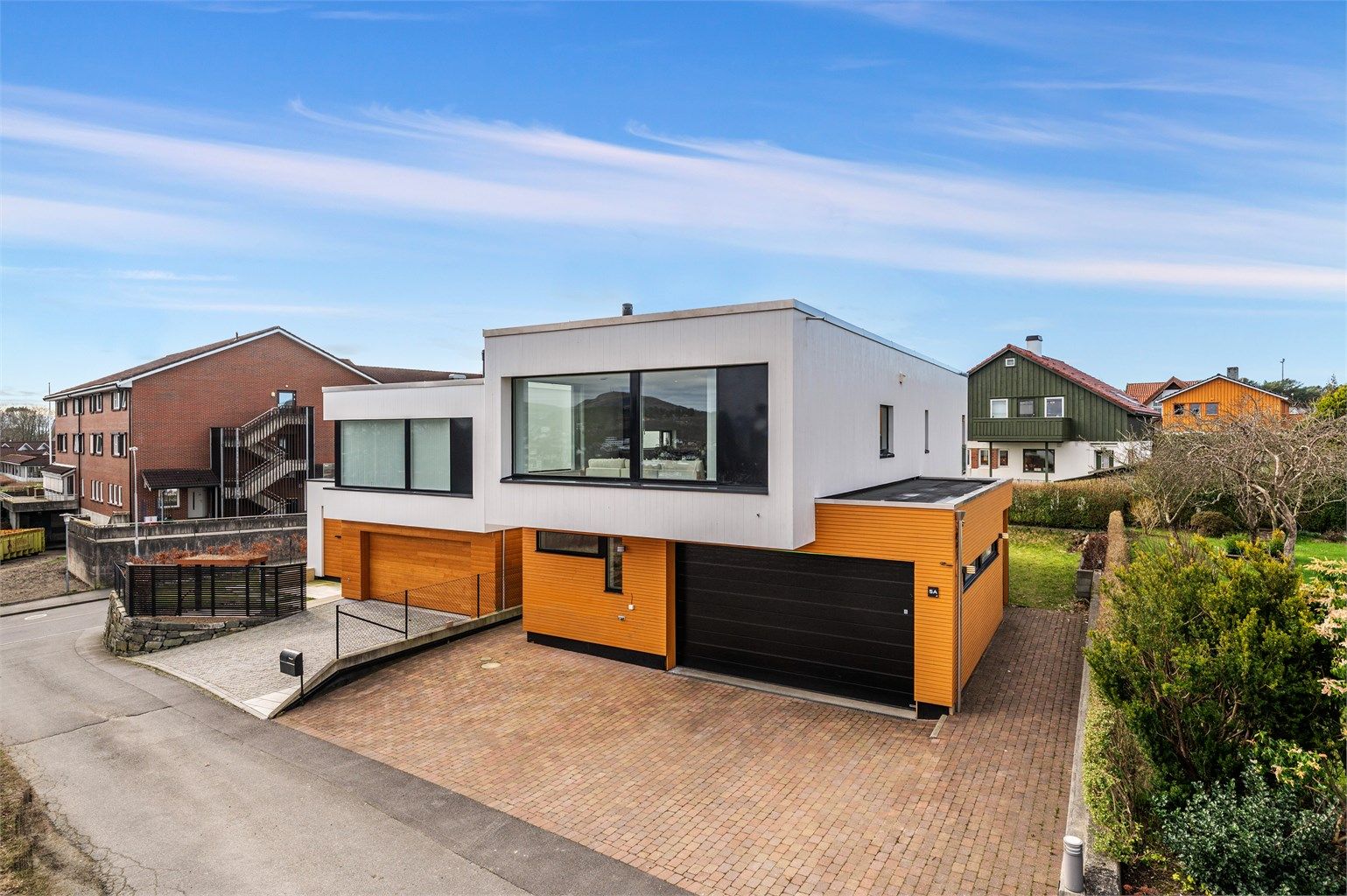 Velkommen til Jadarveien 5A, en meget flott enebolig med gjennomgående høy standard, bygget i 2020, tegnet av Stolt Bolig.