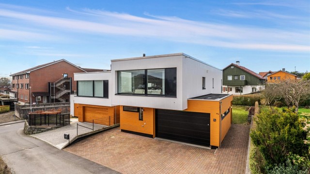 Velkommen til Jadarveien 5A, en meget flott enebolig med gjennomgående høy standard, bygget i 2020, tegnet av Stolt Bolig.