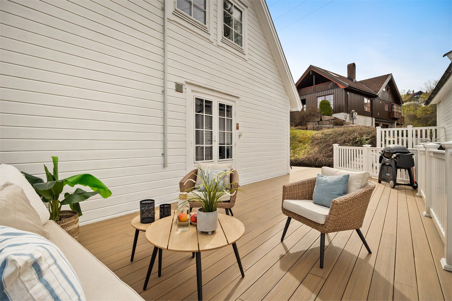 Modernisert terrassen med vedlikeholdsfrie komposittbord i 2023. Terrasse er ikke byggemeldt.