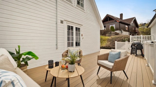 Modernisert terrassen med vedlikeholdsfrie komposittbord i 2023. Terrasse er ikke byggemeldt.