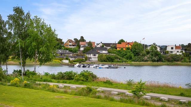 Leiligheten ligger sjønært til i grønne og naturskjønne omgivelser i et sentralt og attraktivt boligområde