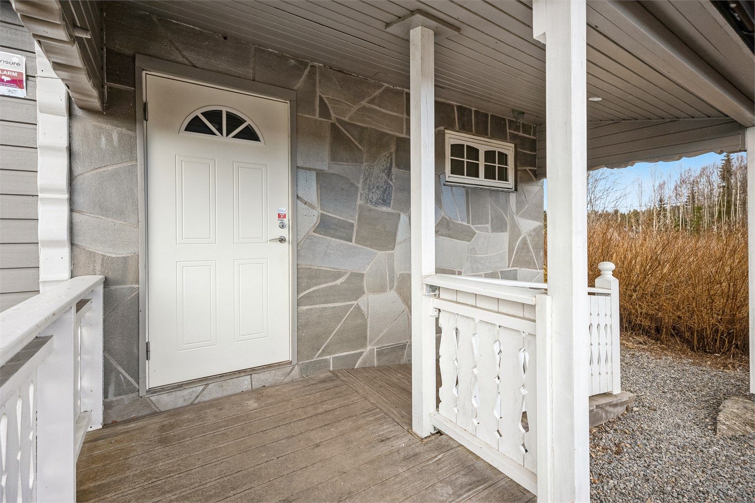 Pent, overbygget adkomstparti på 6 kvm. Velkommen inn!