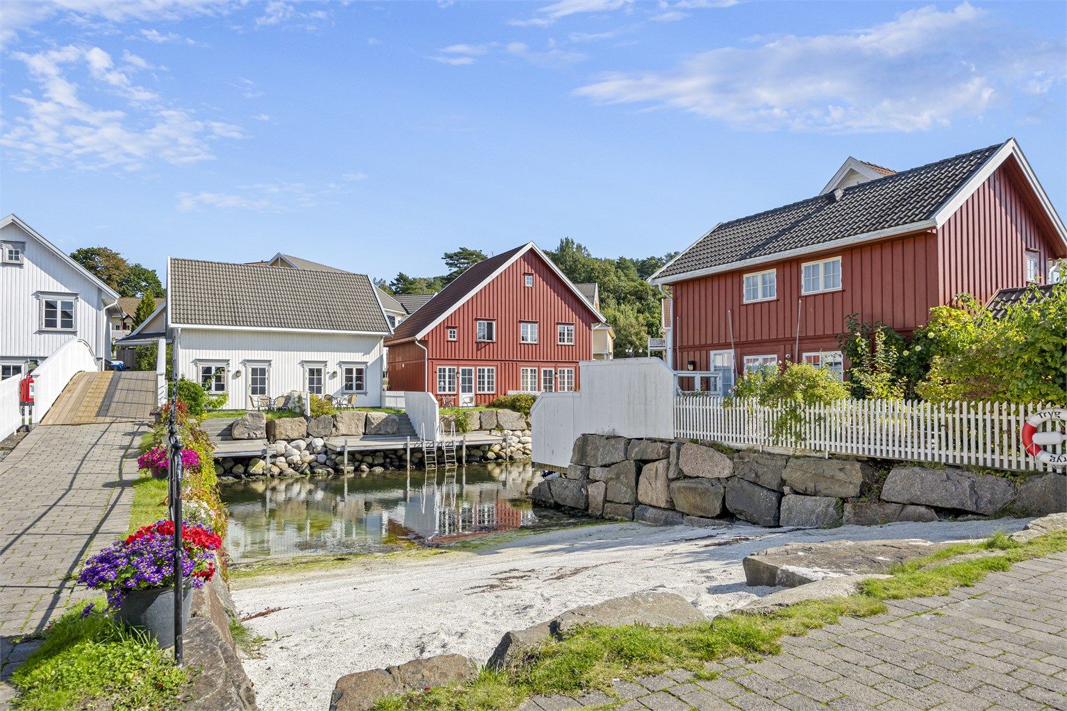 Sandstrand - Denne blir rensket og klargjort for sesongen i vårsesong på dugnad