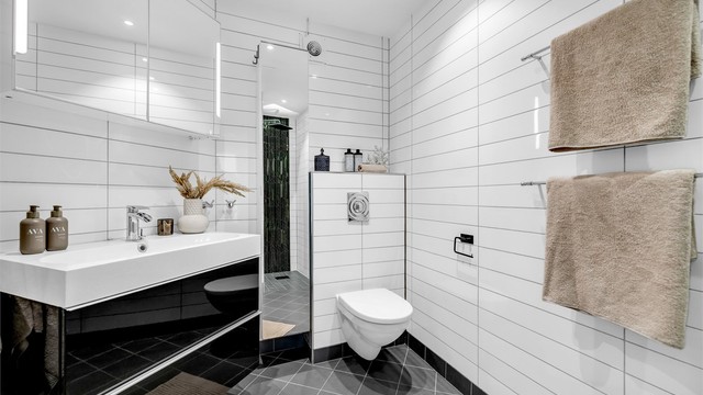 Delikat flislagt bad med elektrisk gulvvarme for en behagelig start på dagen. Badet ble oppgradert i 2013.