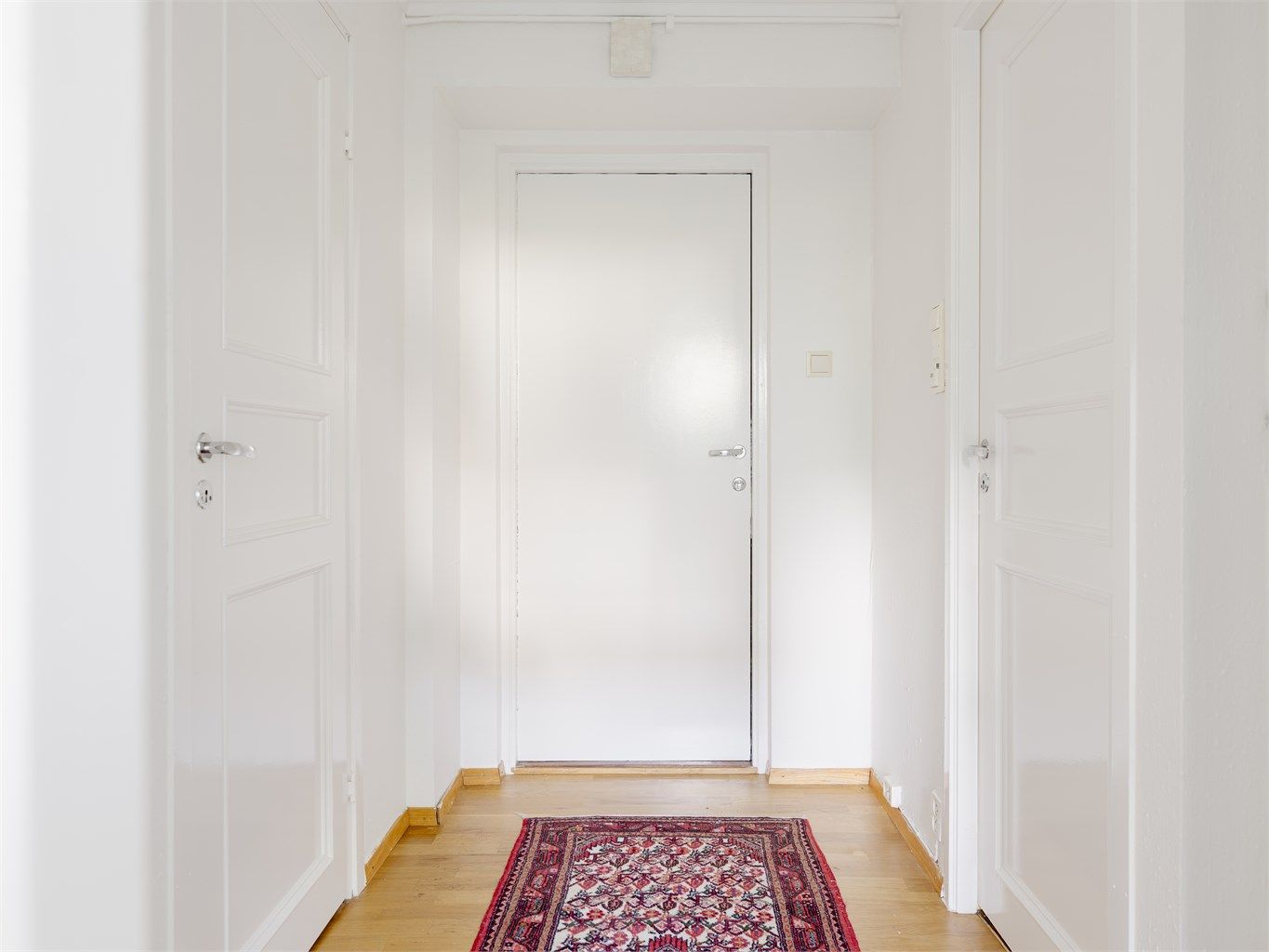 I entréen er det også en liten bod til oppbevaring, like utenfor er det både felles vaskerom, kjølerom og ikke minst "fellesstua"