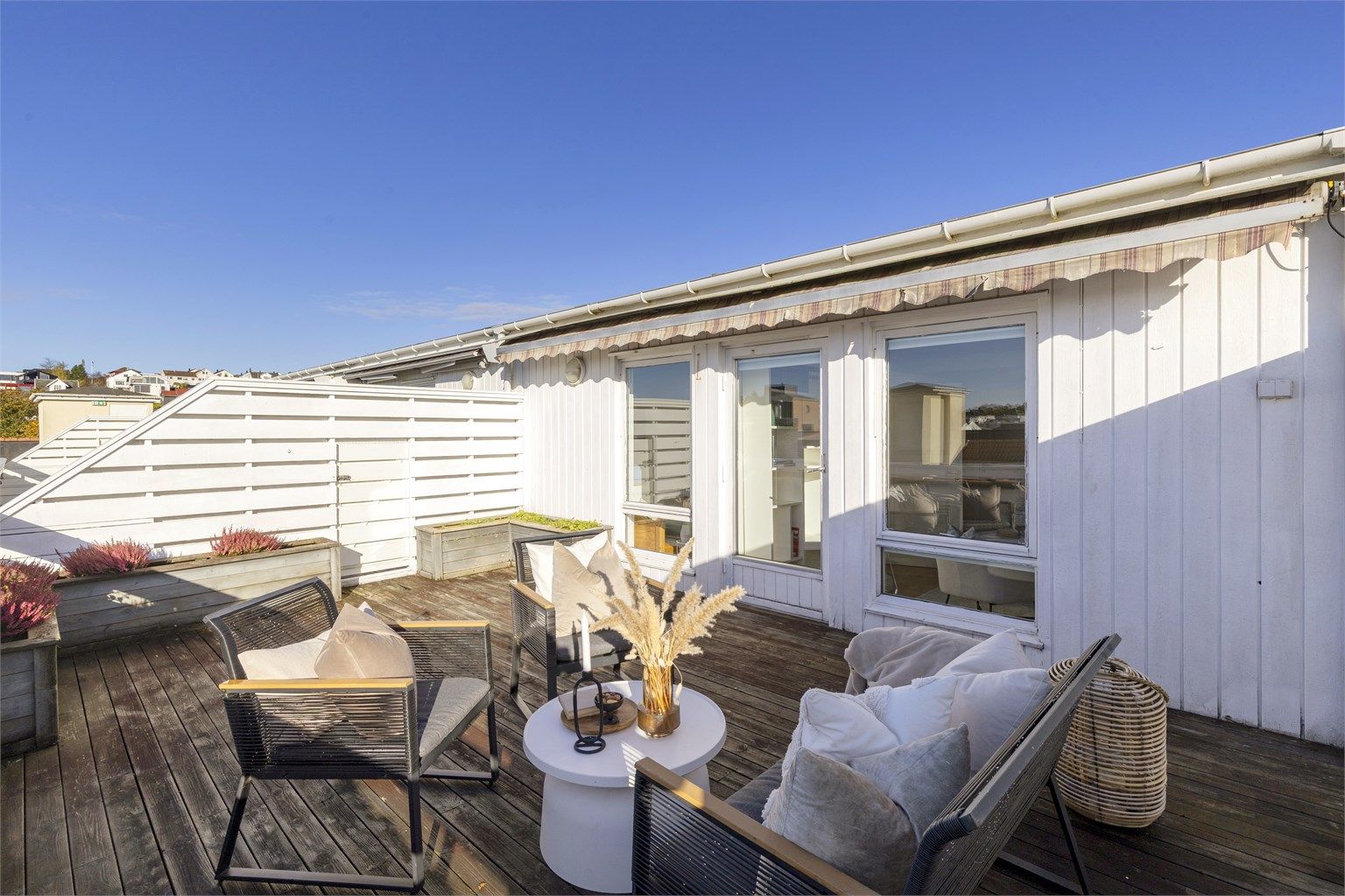 Leilighet over to plan med romslige oppholdsrom og privat balkong. (Foto: Marianne Lyse).
