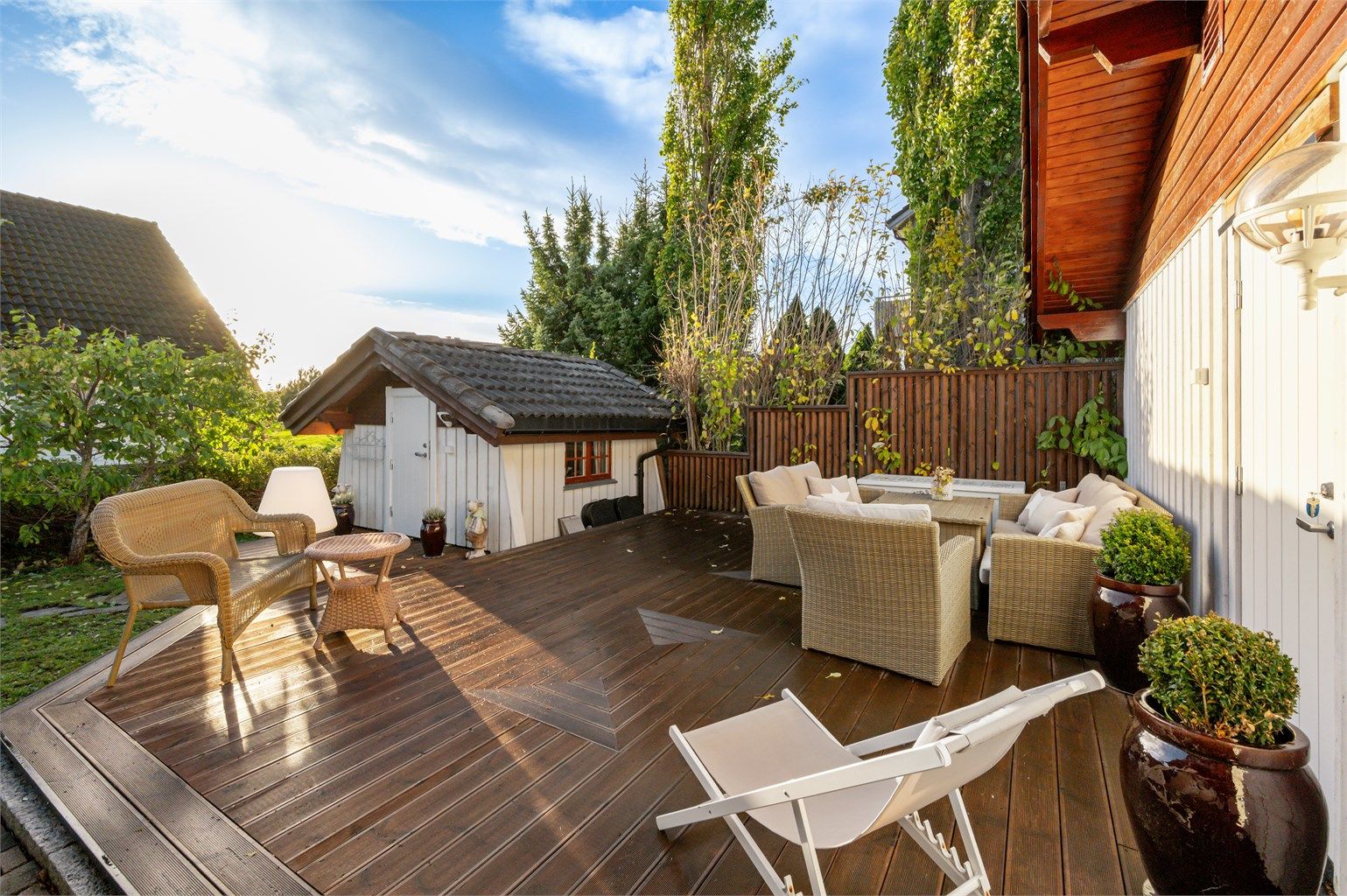 Her har man god plass til ønsket utemøblement og grill. 