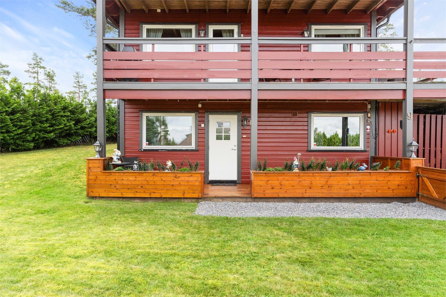 Inngangspartiet gir et hyggelig førsteinntrykk av boligen. 