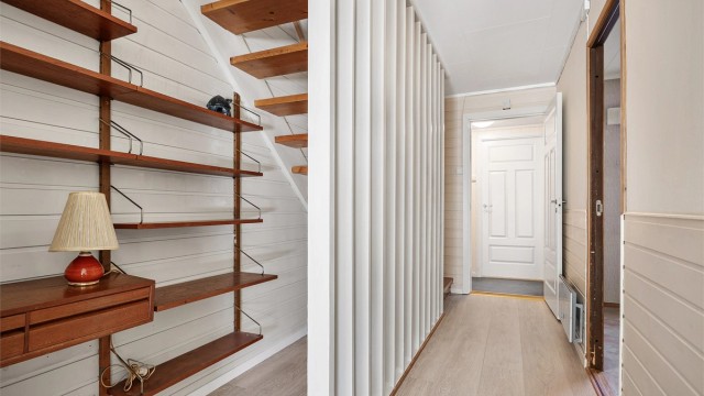 Under trappen er det et smart hyllesystem som gir ekstra oppbevaringsplass.
