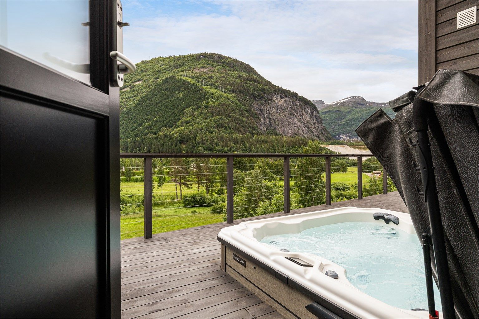 Baderommet har en praktisk, direkte utgang til jacuzzien